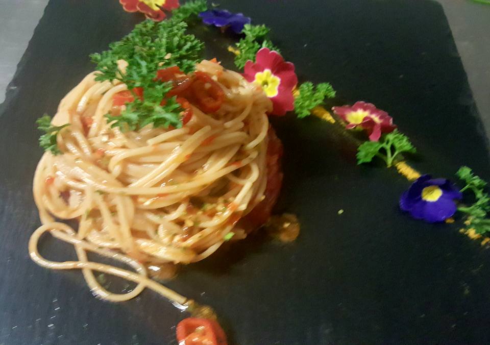spaghetto integrale con aglio, olio peperoncino e tonno